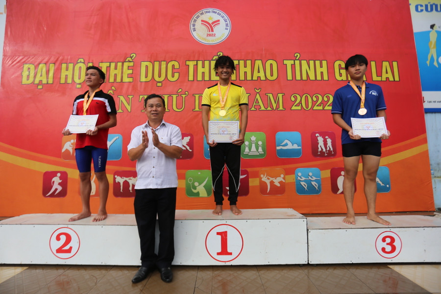 Ban tổ chức trao giải cho các VĐV đạt thứ hạng cao ở nội dung 100 m tự do nam Ảnh Văn Ngọc