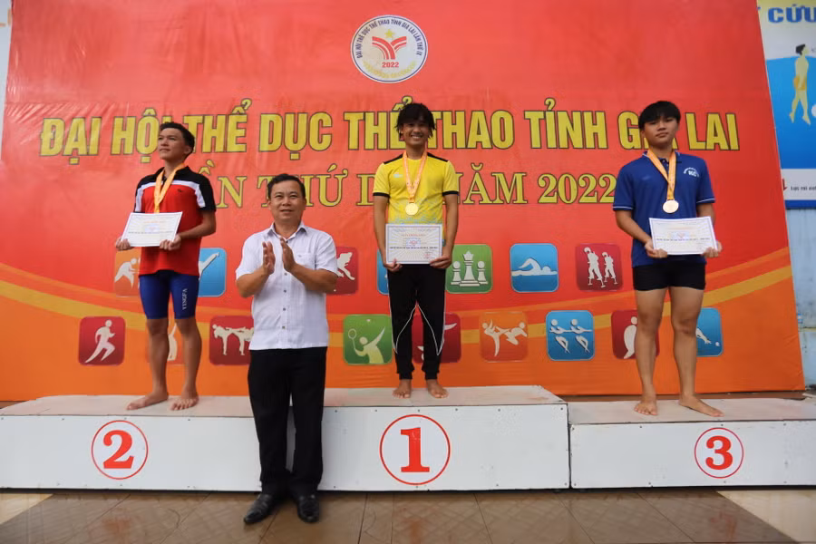 Ban tổ chức trao giải cho các VĐV đạt thứ hạng cao ở nội dung 100 m tự do nam Ảnh Văn Ngọc