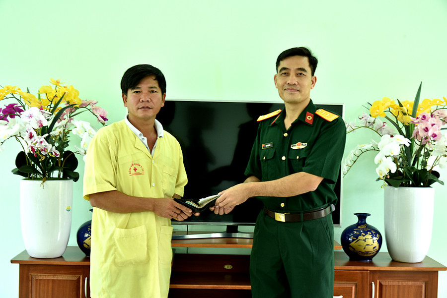 Trung tá Đoàn Trọng Tú bàn giao tài sản cho người đánh rơi