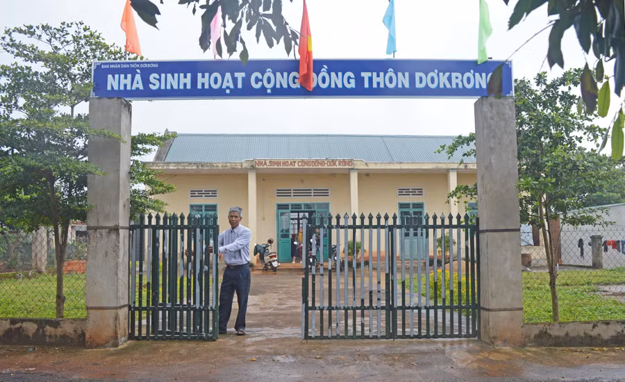 Người dân thôn Dơk Rơng (xã Glar, huyện Đak Đoa) chung tay đóng góp xây dựng nhà sinh hoạt cộng đồng. Ảnh: Anh Huy