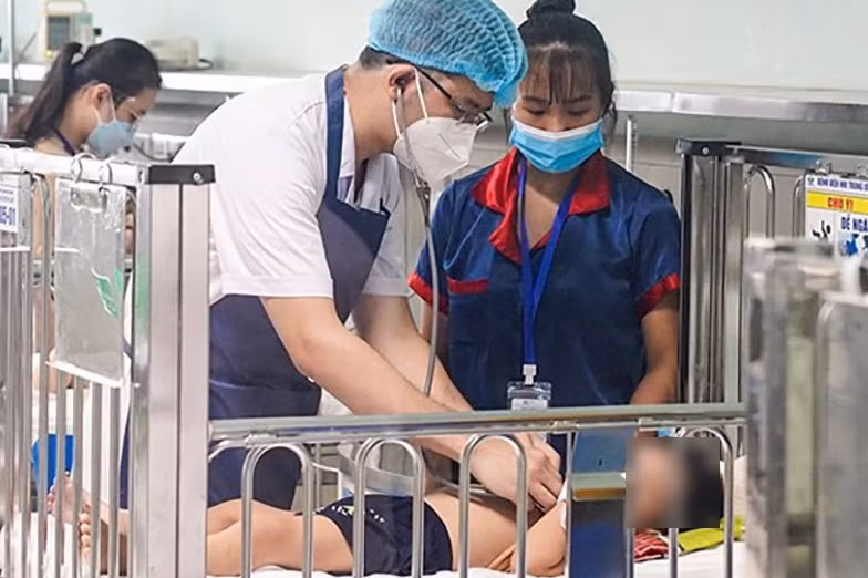Bệnh nhi được cấp cứu tại BV Nhi Trung ương. Ảnh nguồn laodong.vn