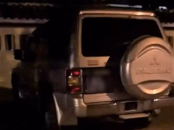 Hình ảnh chiếc xe công đậu trên vỉa hè được chia sẻ trên mạng xã hội. Nguồn: tienphong.vn