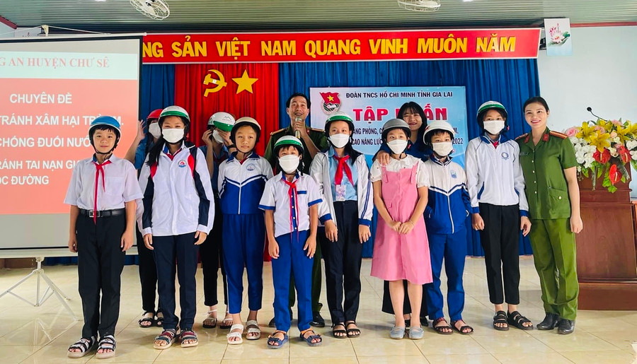 Huyện Đoàn, Công an huyện Chư Sê tặng quà cho các em học sinh trả lời nhanh, chính xác các câu hỏi của chương trình. Ảnh: Phan Lài