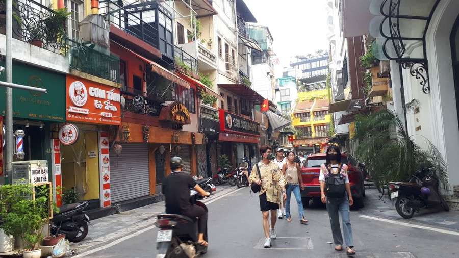 Khách quốc tế đi tham quan phố cổ Hà Nội. Ảnh: XM