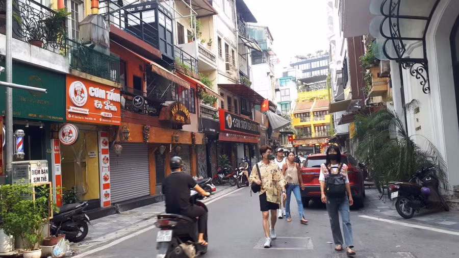 Khách quốc tế đi tham quan phố cổ Hà Nội. Ảnh: XM