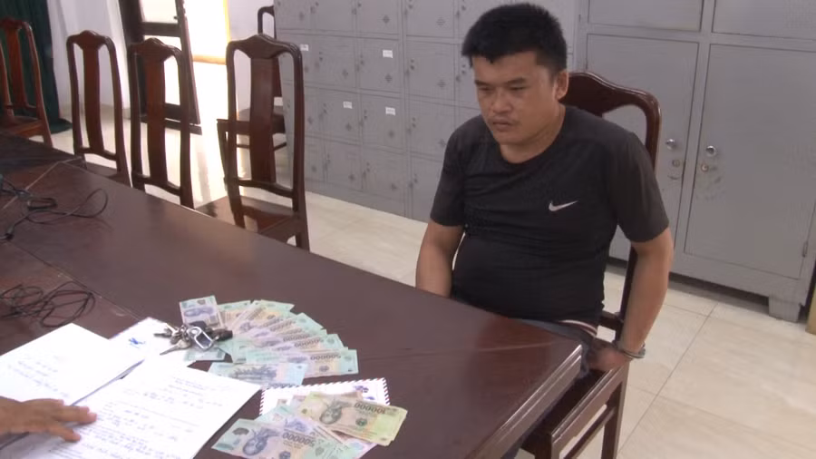 Đối tượng Bình cùng tang vật trộm được.