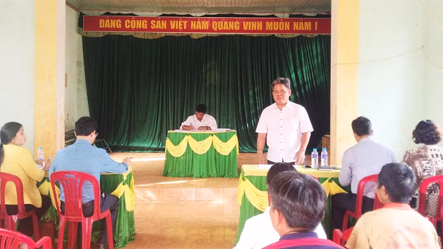 Chủ tịch Uỷ ban MTTQ Việt Nam tỉnh Hồ Văn Điềm phát biểu tại buổi sinh hoạt Chi bộ làng Đak Bêt (xã Đak Trôi). Ảnh: Lê Đại