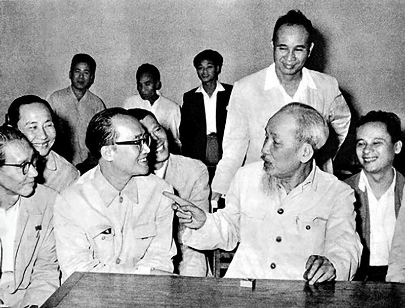 Chủ tịch Hồ Chí Minh nói chuyện với các đại biểu trí thức dự Hội nghị Chính trị đặc biệt do Người triệu tập, ngày 27/3/1964, tại Hội trường Ba Đình, Hà Nội. Chủ tịch Hồ Chí Minh nói chuyện với các đại biểu trí thức dự Hội nghị Chính trị đặc biệt do Người triệu tập, ngày 27/3/1964, tại Hội trường Ba Đình, Hà Nội.