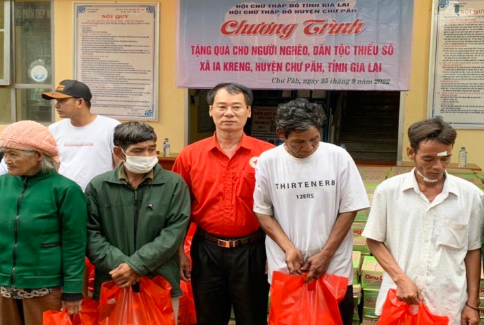Ông Dương Đình Diện-Chủ tịch Hội CTĐ tỉnh tặng quà cho các hộ khó kahwn xã Ia Kreng. Ảnh: Hồng Ngọc