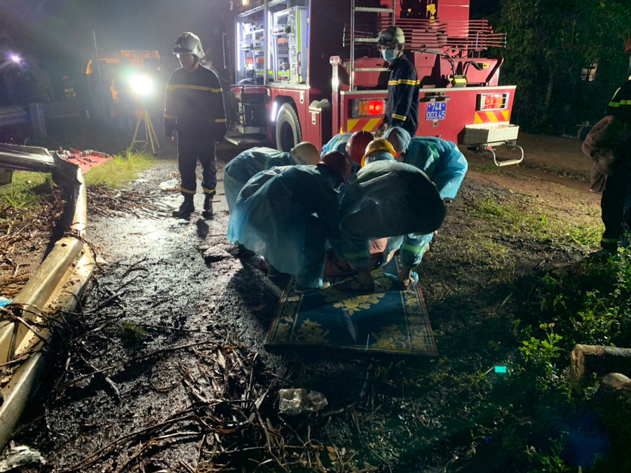 Phòng Cảnh sát Phòng cháy chữa cháy và Cứu nạn cứu hộ (Công an tỉnh Quảng Trị) đưa thi thể nạn nhân ra khỏi xe tải bị lật. Ảnh nguồn danviet.vn