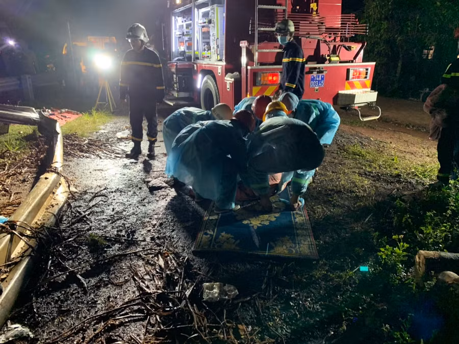 Phòng Cảnh sát Phòng cháy chữa cháy và Cứu nạn cứu hộ (Công an tỉnh Quảng Trị) đưa thi thể nạn nhân ra khỏi xe tải bị lật. Ảnh nguồn danviet.vn