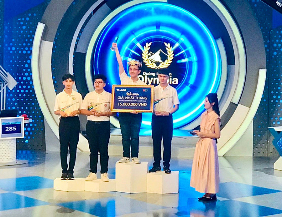 Chiến thắng ở vòng thi tháng giúp em Đặng Quốc Khánh giành được tấm vé tranh tài ở vòng thi quý IV-Đường lên đỉnh Olympia năm thứ 22 (ảnh nhân vật cung cấp). Chiến thắng ở vòng thi tháng giúp em Đặng Quốc Khánh giành được tấm vé tranh tài ở vòng thi quý IV-Đường lên đỉnh Olympia năm thứ 22 (ảnh nhân vật cung cấp).