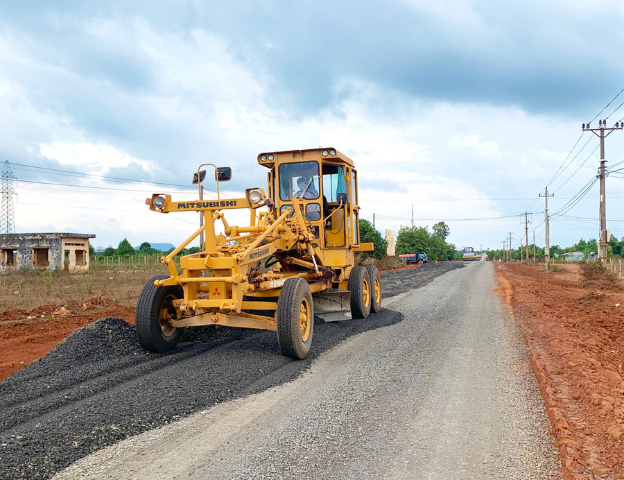 Tỉnh lộ 665, đoạn xã Ia Tôr-Ia Băng (huyện Chư Prông) được thi công, mở rộng. Ảnh: Hà Duy Tỉnh lộ 665, đoạn xã Ia Tôr-Ia Băng (huyện Chư Prông) được thi công, mở rộng. Ảnh: Hà Duy