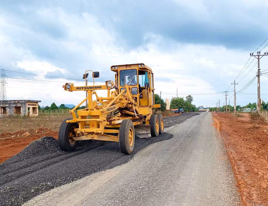 Tỉnh lộ 665, đoạn xã Ia Tôr-Ia Băng (huyện Chư Prông) được thi công, mở rộng. Ảnh: Hà Duy