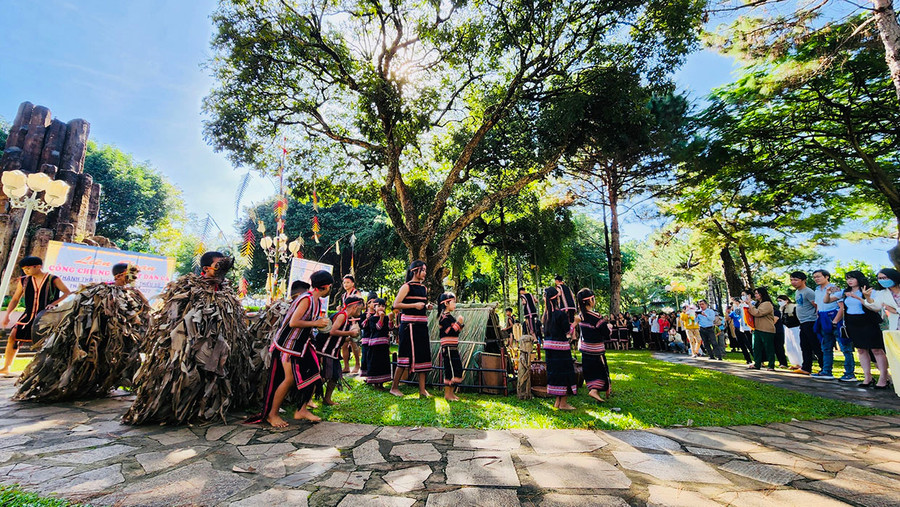 Liên hoan cồng chiêng và hát dân ca thanh-thiếu niên dân tộc thiểu số TP. Pleiku năm 2022 đã góp phần gìn giữ bản sắc văn hóa. Ảnh: Phan Lài  Liên hoan cồng chiêng và hát dân ca thanh-thiếu niên dân tộc thiểu số năm 2022 do Thành Đoàn, Trung tâm Văn hóa-Thông tin và Thể thao TP. Pleiku góp phần gìn giữ bản sắc văn hóa.Ảnh: Phan Lài