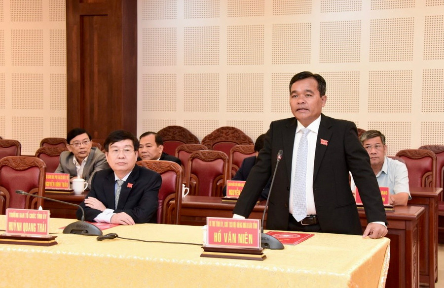 Bí thư Tỉnh ủy Hồ Văn Niên phát biểu chúc mừng và giao nhiệm vụ cho tân Bí thư Ban cán sự Đảng UBND tỉnh Trương Hải Long. Ảnh: Đức Thụy Bí thư Tỉnh ủy Hồ Văn Niên phát biểu chúc mừng và giao nhiệm vụ cho tân Bí thư Ban cán sự Đảng UBND tỉnh Trương Hải Long. Ảnh: Đức Thụy