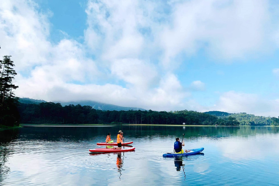  Tour chèo SUP trên hồ Tuyền Lâm có giá khoảng 500.000 đồng, kéo dài 5 tiếng. Ảnh: KKday
