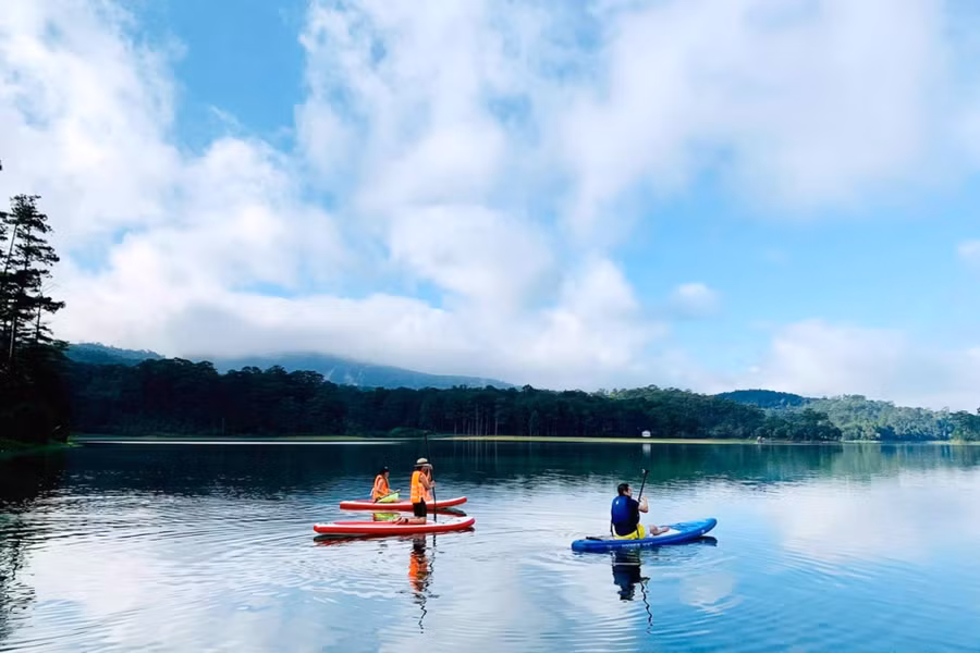  Tour chèo SUP trên hồ Tuyền Lâm có giá khoảng 500.000 đồng, kéo dài 5 tiếng. Ảnh: KKday