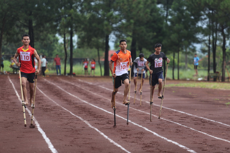 Các VĐV tranh tài ở 3 cự ly 100, 200 và 400 m Ảnh Văn Ngọc