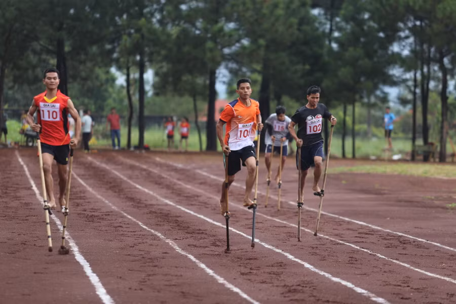 Các VĐV tranh tài ở 3 cự ly 100, 200 và 400m. Ảnh: Văn Ngọc Các VĐV tranh tài ở 3 cự ly 100, 200 và 400 m Ảnh Văn Ngọc