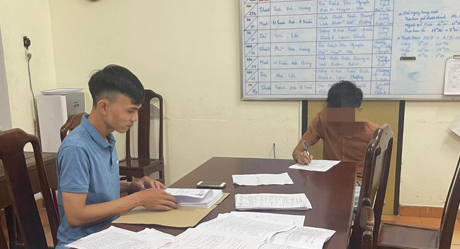 Công an lấy lời khai N.P.T. - đối tượng tống tiền tình nhân đã có chồng. Ảnh: C.A. Công an lấy lời khai N.P.T - đối tượng tống tiền tình nhân đã có chồng. Ảnh: C.A.