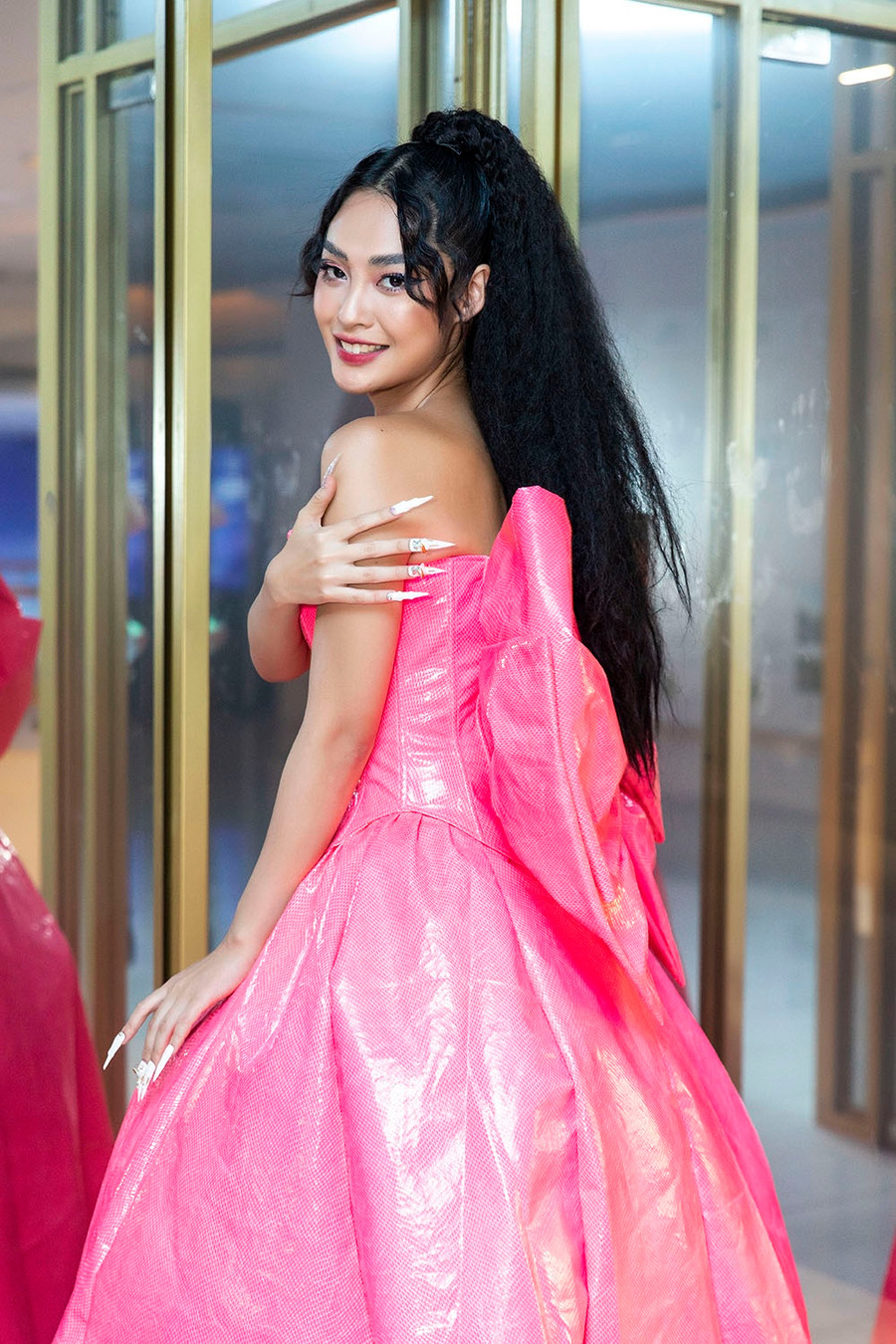 Hoa hậu Nông Thúy Hằng diện váy công chúa khoe làn da bánh mật. Ảnh: Cao Minh Mẫn