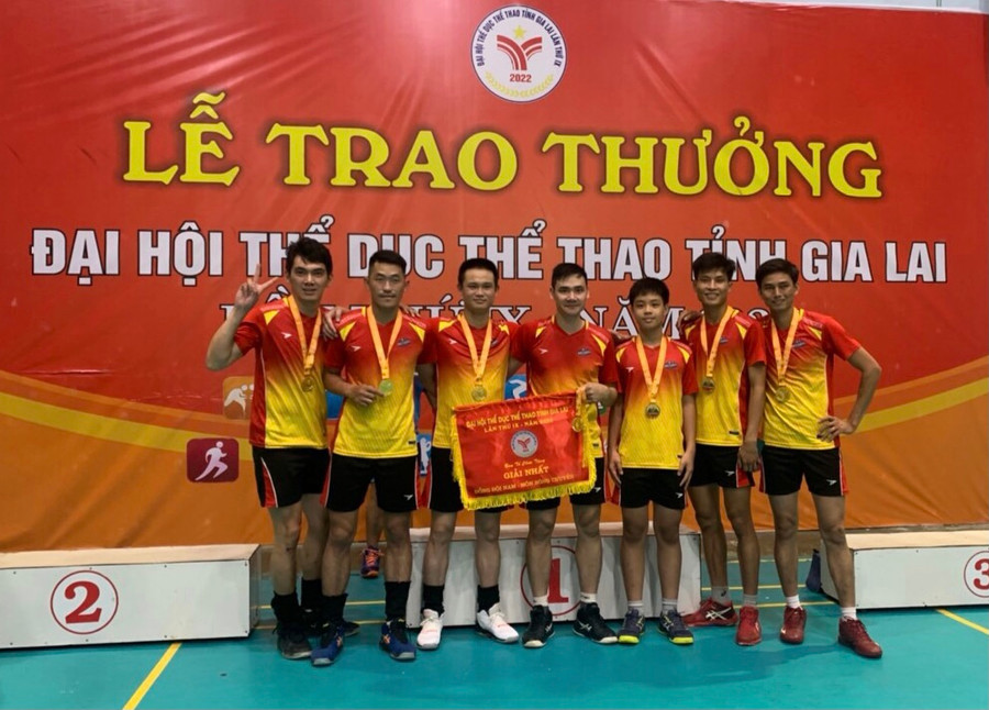 Các cầu thủ TP. Pleiku đã giành huy chương vàng ở môn Bóng chuyền nam Ảnh Văn Ngọc