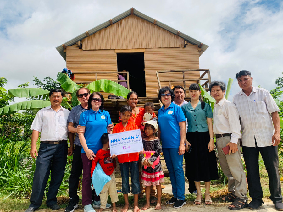 Nhóm thiện nguyện Trái tim xanh cùng chính quyền địa phương bàn giao nhà cho gia đình chị Ksor H’Lem (Plei Apa Ama Lim, xã Chư Mố). Ảnh: Vũ Chi Nhóm thiện nguyện Trái tim xanh cùng chính quyền địa phương bàn giao nhà cho gia đình chị Ksor H’Lem (Plei Apa Ama Lim, xã Chư Mố) Ảnh Vũ Chi