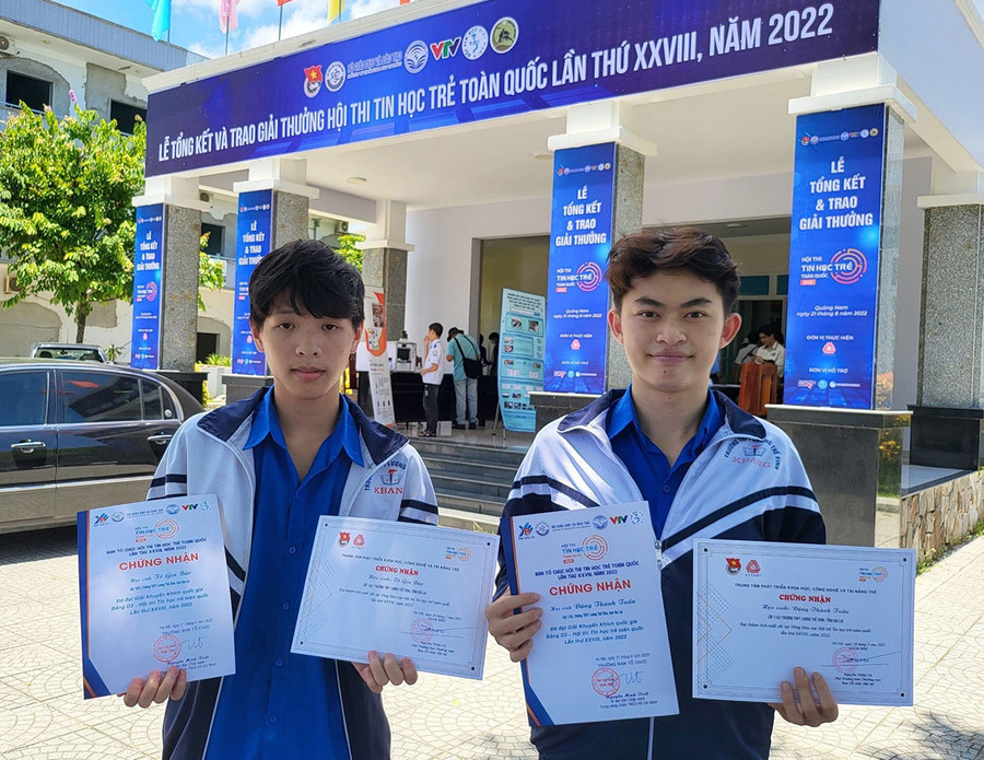 Em Đặng Thành Tuấn (bìa phải) và em Tô Gia Bảo (thành viên CLB Tin học ITerS, Trường THPT Lương Thế Vinh, huyện Kbang) nhận chứng nhận đạt giải khuyến khích tại Hội thi Tin học trẻ toàn quốc lần thứ XXVIII-năm 2022. Ảnh: Đặng Tuấn