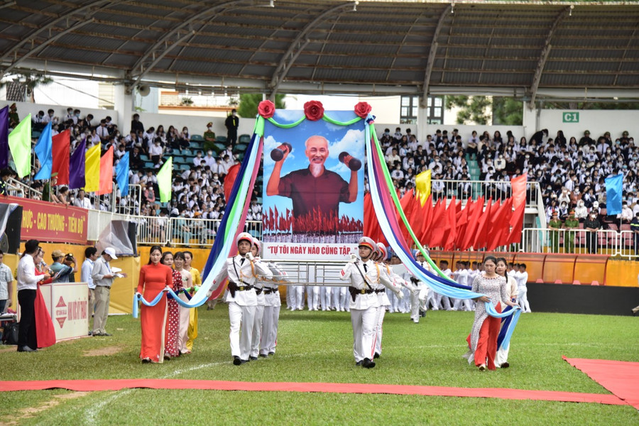  Đoàn rước ảnh Bác diễu hành qua lễ đài. Ảnh: Đức Thuỵ