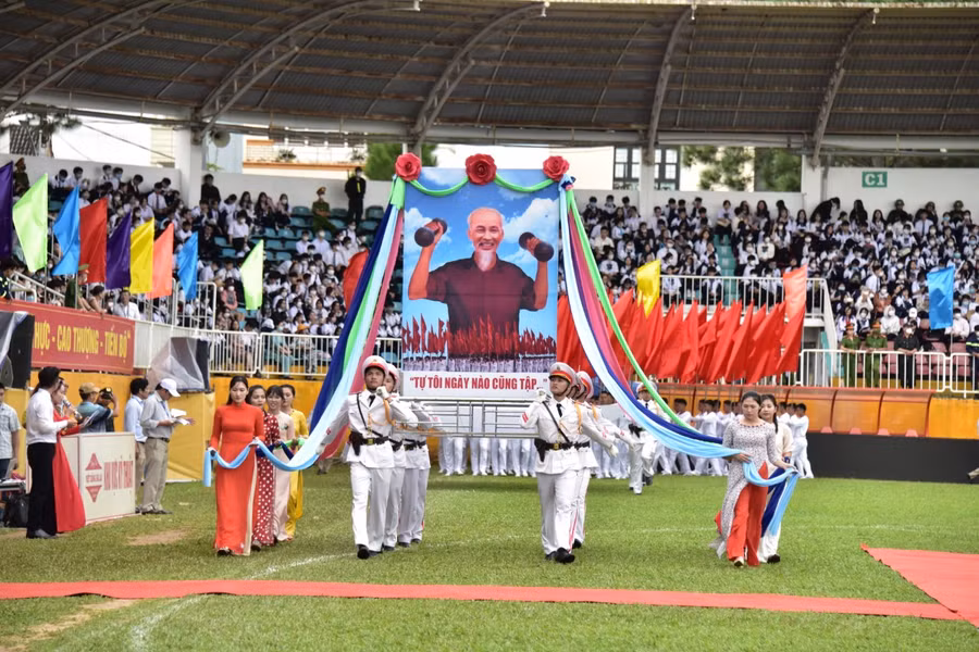  Đoàn rước ảnh Bác diễu hành qua lễ đài. Ảnh: Đức Thuỵ