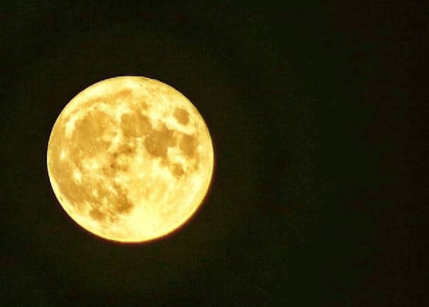 Anh Huy ghi lại khoảnh khắc Mặt trăng làm kỷ niệm. Ảnh: Thanh Huy