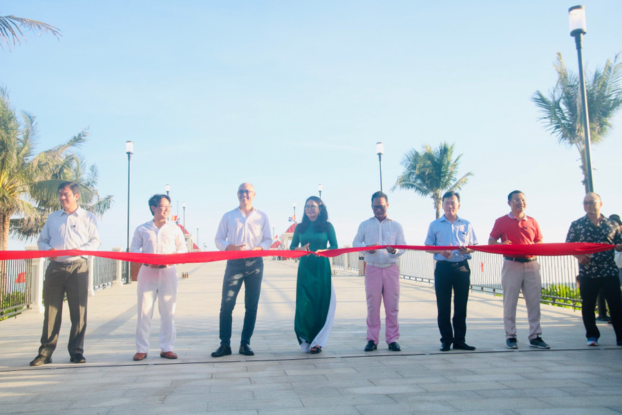  Đại diện chính quyền và chủ đầu tư cắt băng khánh thành cầu ngắm biển.