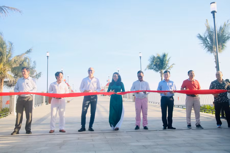  Đại diện chính quyền và chủ đầu tư cắt băng khánh thành cầu ngắm biển.