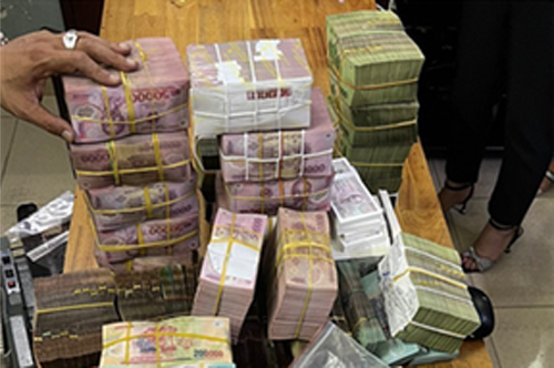 Lực lượng phá án đã thu giữ hơn 2,8 triệu USD và 26,7 tỉ đồng Lực lượng phá án đã thu giữ hơn 2,8 triệu USD và 26,7 tỉ đồng