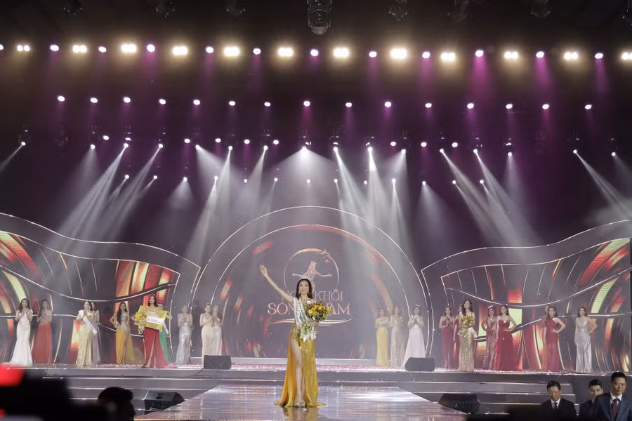 Huỳnh Đào Diễm Trinh vỡ òa trong giây phút đăng quang. Ảnh: BTC