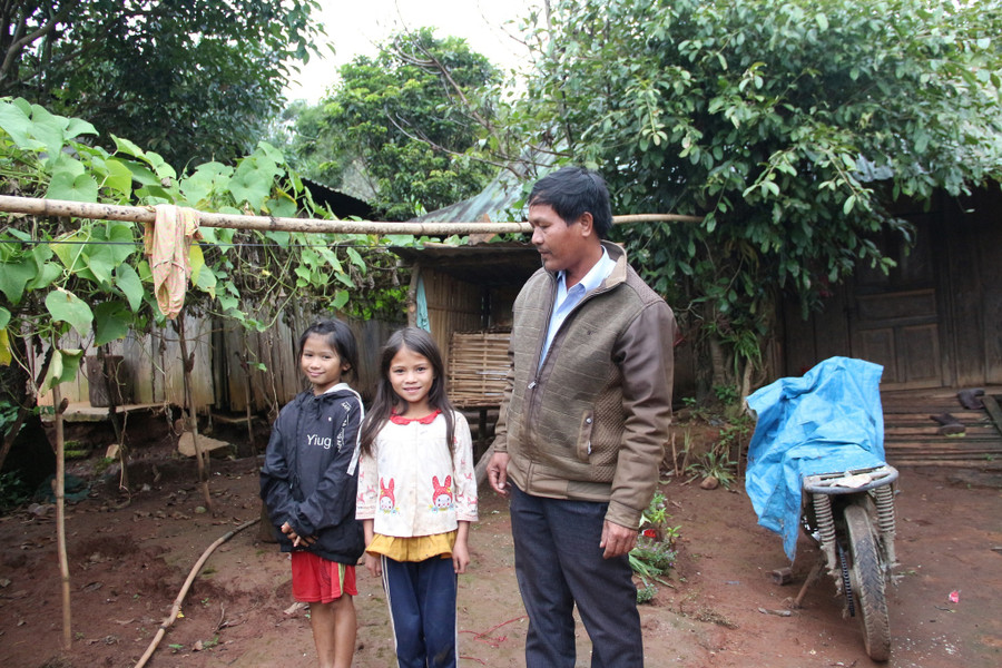  Thầy Dung vận động HS ra lớp. Ảnh: Đức Nhật