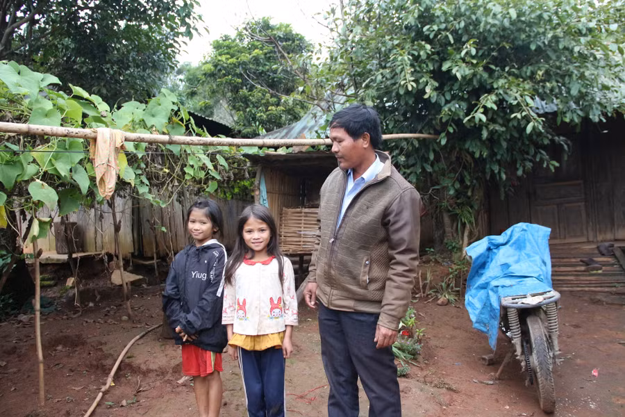 Thầy Dung vận động HS ra lớp. Ảnh: Đức Nhật Thầy Dung vận động HS ra lớp. Ảnh: Đức Nhật