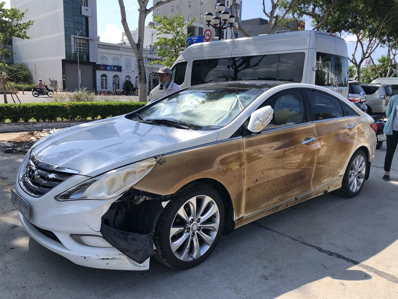 Xe ô tô đậu bên cạnh cũng bị cháy sém. Ảnh nguồn cadn.vn Xe ô tô đậu bên cạnh cũng bị cháy sém. Ảnh nguồn cadn.vn