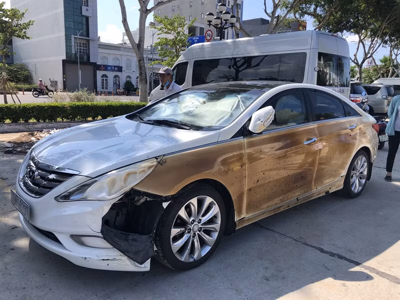 Xe ô tô đậu bên cạnh cũng bị cháy sém. Ảnh nguồn cadn.vn