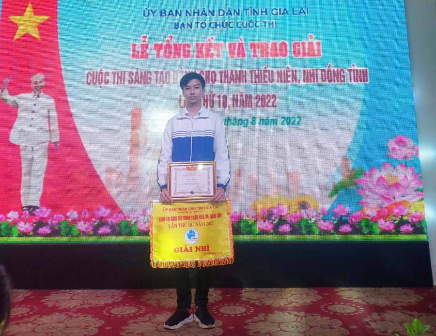 Tại cuộc thi Sáng tạo thanh-thiếu niên, nhi đồng tỉnh lần thứ X, năm 2022, em Trần Đăng Khoa (lớp 12A7, Trường THPT Mạc Đĩnh Chi, huyện Chư Păh) đã giành được 1 giải nhì, 1 giải khuyến khích. Ảnh: Phan Lài