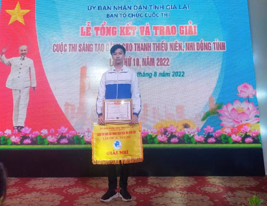 Tại cuộc thi Sáng tạo thanh-thiếu niên, nhi đồng tỉnh lần thứ X, năm 2022, em Trần Đăng Khoa (lớp 12A7, Trường THPT Mạc Đĩnh Chi, huyện Chư Păh) đã giành được 1 giải nhì, 1 giải khuyến khích. Ảnh: Phan Lài