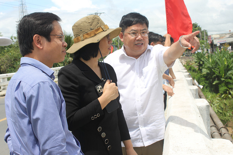 Phó Chủ tịch UBND tỉnh Nguyễn Thị Thanh Lịch đi khảo sát thực tế tại Dự án kè chống sạt lở bờ Đông sông Ia Sol. Ảnh: Vũ Chi Phó Chủ tịch UBND tỉnh Nguyễn Thị Thanh Lịch đi khảo sát thực tế tại dự án kè bờ đông sông Ia Sol. Ảnh: Vũ Chi