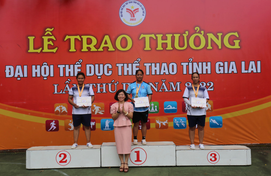 Các VĐV nữ ở hạng cân 66-69 kg môn Đẩy gậy nhận huy chương của Ban tổ chức. Ảnh: Văn Ngọc Các VĐV nữ ở hạng cân 66-69 kg môn Đẩy gậy nhận huy chương của Ban tổ chức Ảnh Văn Ngọc