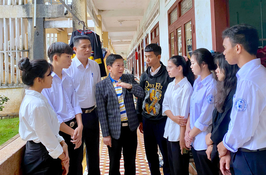 Thầy Hoàng Bình Châu-Phó Hiệu trưởng Trường Phổ thông Dân tộc Nội trú tỉnh (thứ 4 từ trái sang) hướng dẫn học sinh các biện pháp đảm bảo an toàn khi mưa bão. Ảnh: Mộc Trà