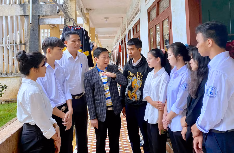 Thầy Hoàng Bình Châu-Phó Hiệu trưởng Trường Phổ thông Dân tộc Nội trú tỉnh (thứ 4 từ trái sang) hướng dẫn học sinh các biện pháp đảm bảo an toàn khi mưa bão. Ảnh: Mộc Trà