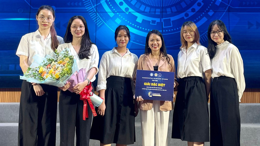 Kim An (áo hồng, giữa) cùng các bạn sinh viên đạt giải Đặc biệt cuộc thi Olympic Kinh tế lượng và ứng dụng lần thứ 7 năm 2022 toàn quốc. Ảnh: NVCC Kim An (áo hồng, giữa) cùng các bạn sinh viên đạt giải Đặc biệt cuộc thi Olympic Kinh tế lượng và ứng dụng lần thứ 7 năm 2022 toàn quốc. Ảnh: NVCC