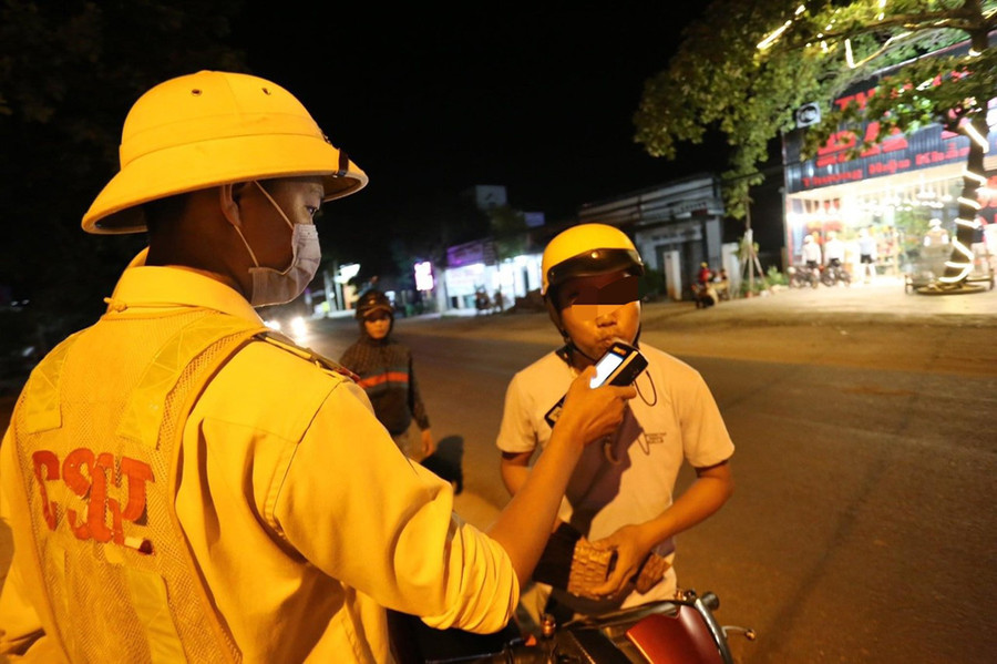Đảm bảo an toàn giao thông, an ninh trật tự và y tế trong dịp lễ 2-9 ảnh 2 Công an huyện Phú Thiện tuần tra kiểm soát và đo nồng độ cồn nhằm đảm bảo an toàn giao thông trên địa bàn huyện trong dịp lễ 2-9. Ảnh: Thiên Di