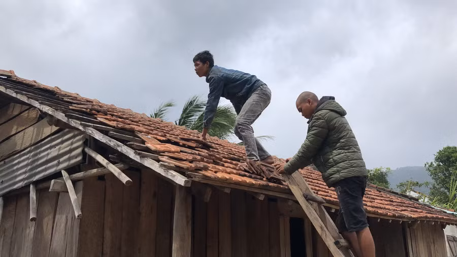 Người dân xã Tơ Tung (huyện Kbang) dặm lại mái ngói căn nhà sau khi bão số 4 đi qua. Ảnh: NGọc MInh