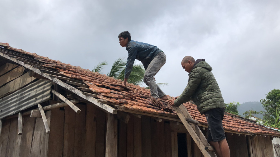 Người dân xã Tơ Tung (huyện Kbang) dặm lại mái ngói căn nhà sau khi bão số 4 đi qua. Ảnh: NGọc MInh